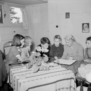 Prinses Irene en klasgenoten worden door Beatrice Boeke-Cadbury voorgelezen, Bestanddeelnr 255-7405