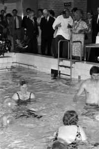 Prinses Juliana opende nieuwe zwembad van het revalidatiecentrum Heliomave in Wi, Bestanddeelnr 931-4958 photo