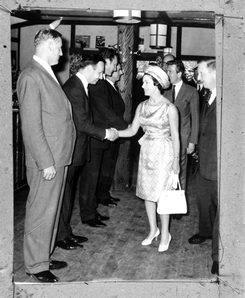 Prinses Margaret en Lord Snowdon in pub op Museumplein (voorstellen), Bestanddeelnr 917-8420