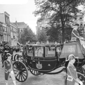 Prinses Margiet en Prinses Christina zijn in een koets op weg naar de Ridderzaal, Bestanddeelnr 921-6858