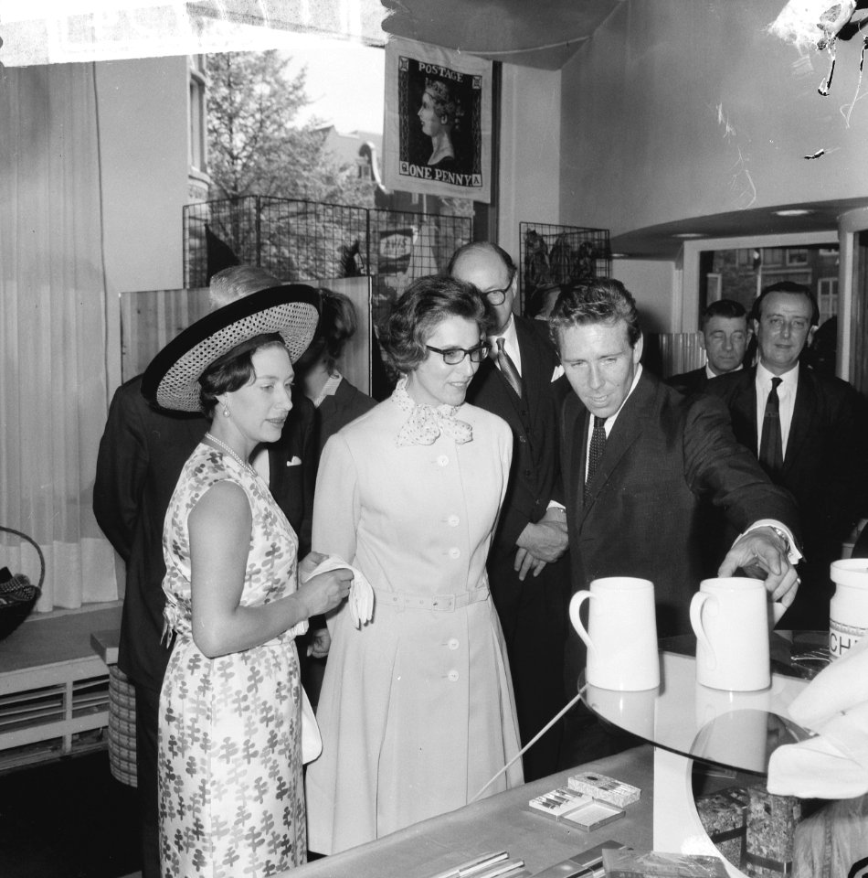 Prinses Margaret en Lord Snowdon winkelen in Leidsestraat, tijdens het winkelen, Bestanddeelnr 917-7734