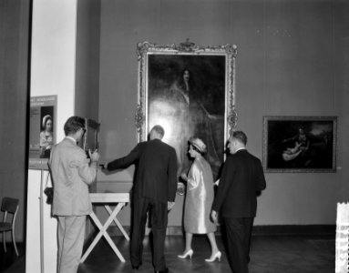 Prinses Margaret bracht bezoek aan Rijksmuseum, Prinses voor een schilderij van , Bestanddeelnr 917-7755