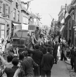 Prinses Irene Brigade trekt door een de Raadhuissraat te Alphen ad Rijn toe, Bestanddeelnr 900-3129