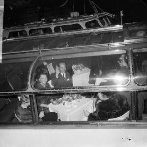 Prinses Irene en Prins Hugo Carlos tijdens de rondvaart op de voorgrond Hare Maj, Bestanddeelnr 916-0387