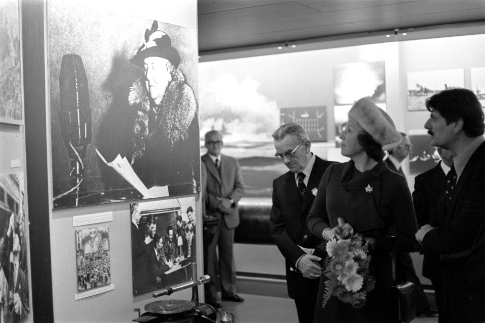 Prinses Beatrix opent nieuwe vleugel Nationaal Oorlogs en Verzetsmuseum te Overl, Bestanddeelnr 929-4125