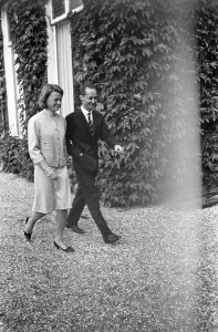 Prinses Irene en Prins Hugo in Nederland, de Prinses en Prins bij verlaten kerk , Bestanddeelnr 916-8986