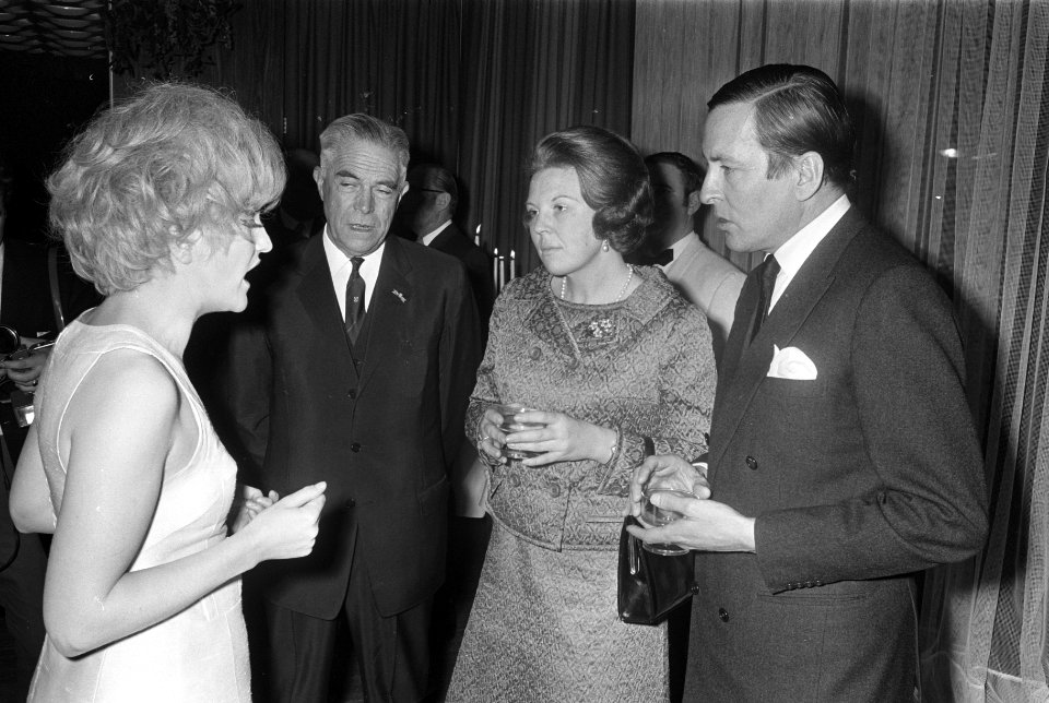 Prinses Beatrix opent nieuw Jaarbeursgebouw, Beatrixgebouw te Utrecht. Prinses B, Bestanddeelnr 923-3117