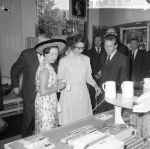 Prinses Margaret en Lord Snowdon winkelen in Leidsestraat, tijdens het winkelen, Bestanddeelnr 917-7736