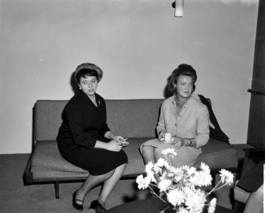 Prinses Irene begroet Ave Matheos Lopez , links Lopez, rechts prinses Irene, Bestanddeelnr 914-6246