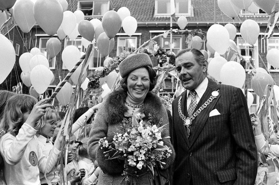 Prinses Beatrix opent nieuw gemeentehuis van Ridderkerk Prinses Beatrix loopt m, Bestanddeelnr 930-7168