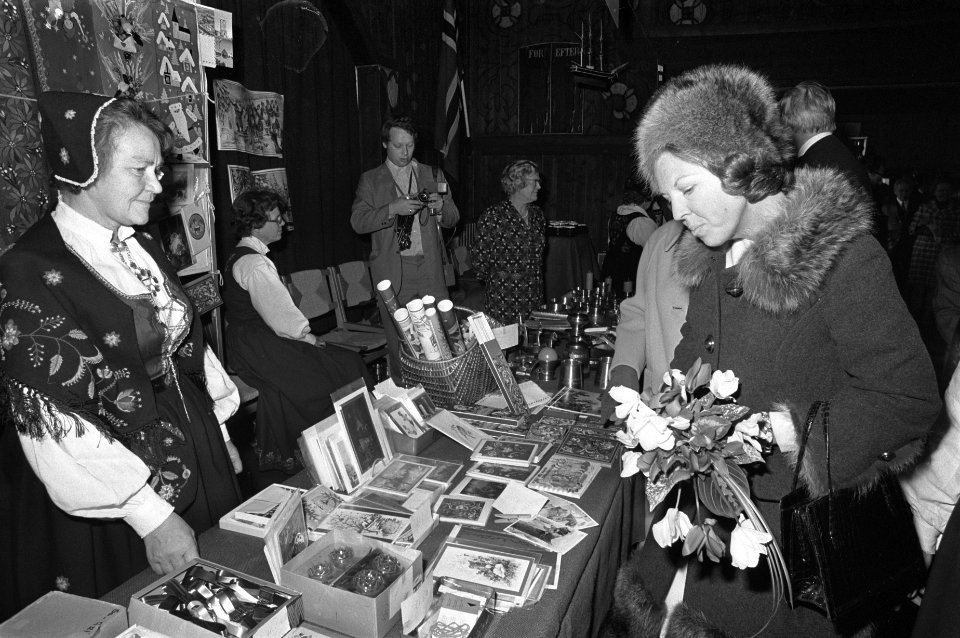 Prinses Beatrix opent Noorse Bazar in Noorse Kerk in Rotterdam Prinses Beatrix , Bestanddeelnr 927-5785