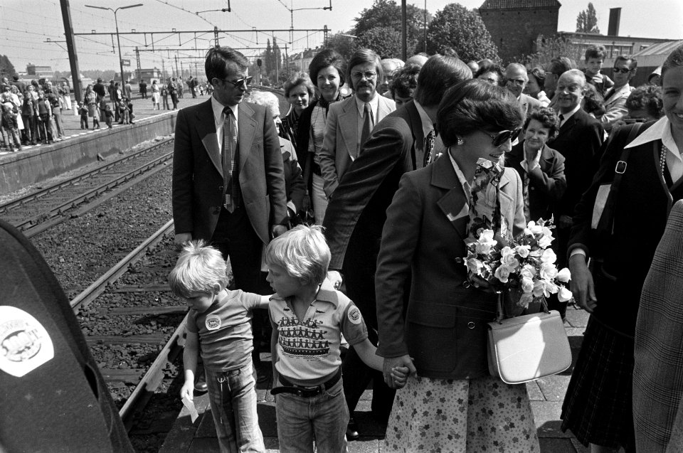 Prinses Margriet , van Vollenhoven en kinderen bij honderdjarig bestaan Oostersp, Bestanddeelnr 928-5791