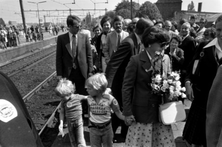 Prinses Margriet , van Vollenhoven en kinderen bij honderdjarig bestaan Oostersp, Bestanddeelnr 928-5791