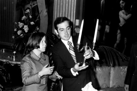 Prinses Christina en Jorge Guillermo bekijken een kandelaar, Bestanddeelnr 927-9969