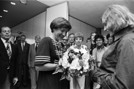 Prinses Margriet aanwezig bij vertrek van 90 dove kinder op Schiphol Prinses Ma, Bestanddeelnr 929-3296
