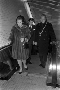 Prinses Beatrix opent nieuw Jaarbeursgebouw, Beatrixgebouw te Utrecht. Prinses B, Bestanddeelnr 923-3118