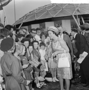 Prinses Margaret en Lord Snowdon op expositie op het Museumplein, Prinses bij de, Bestanddeelnr 917-7771