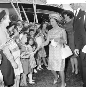 Prinses Margaret en Lord Snowdon op expositie op het Museumplein, Prinses bij de, Bestanddeelnr 917-7774