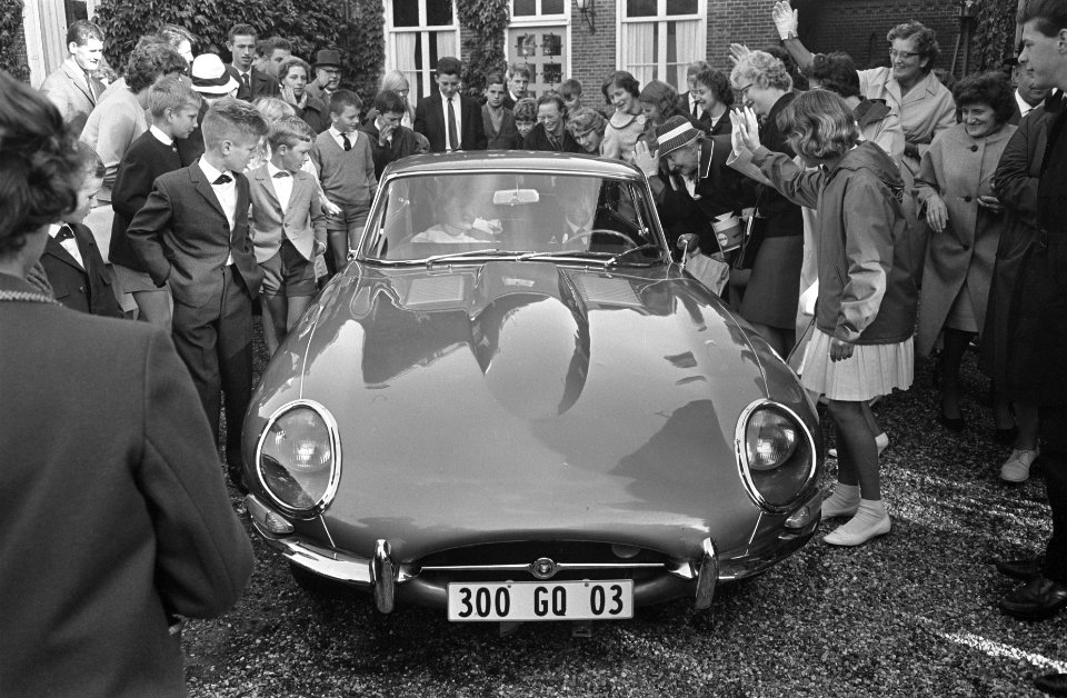 Prinses Irene en Prins Hugo in Nederland, de Prinses e Prins in hun auto bij ver, Bestanddeelnr 916-8987