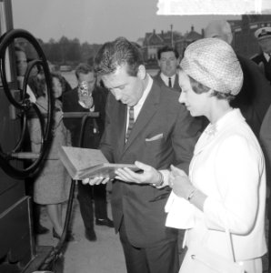 Prinses Margaret en Lord Snowdon vertrokken per boot vanaf de Amstelkade, bij he, Bestanddeelnr 917-7885