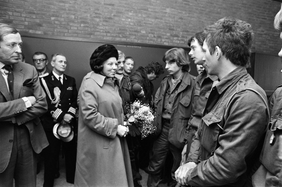 Prinses Beatrix spreekt met militairen, Bestanddeelnr 930-1319
