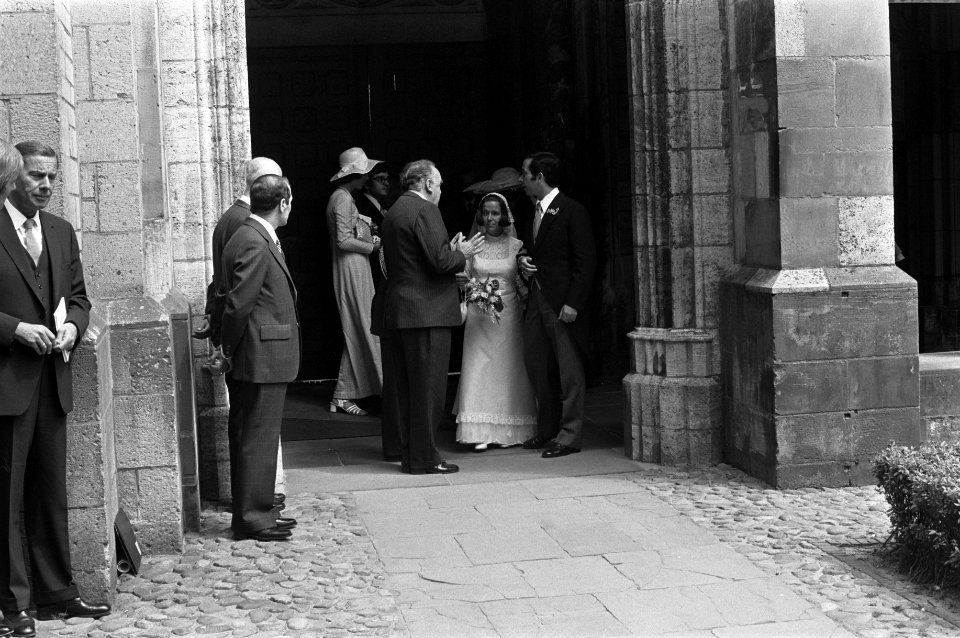 Prinses Christina en Jorge Guillermo in de kloostertuin naast de Domkerk links , Bestanddeelnr 928-0217