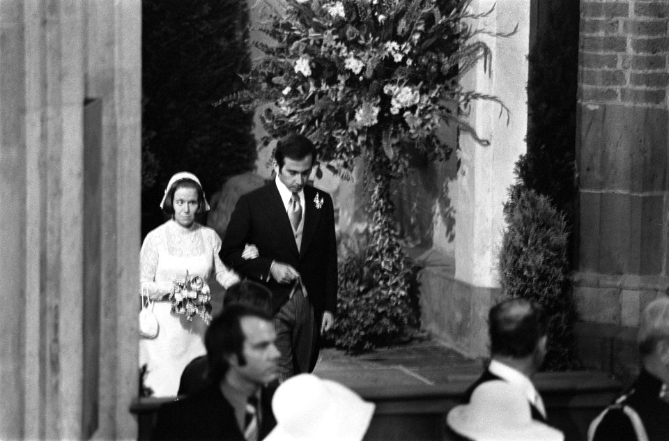 Prinses Christina en Jorge Guillermo bij het verlaten van de kerk, Bestanddeelnr 928-0233
