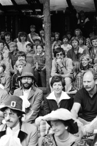 Prinses Margriet (met witte kraag) bij de kinderen die deelnemen aan het kamp, Bestanddeelnr 931-5435