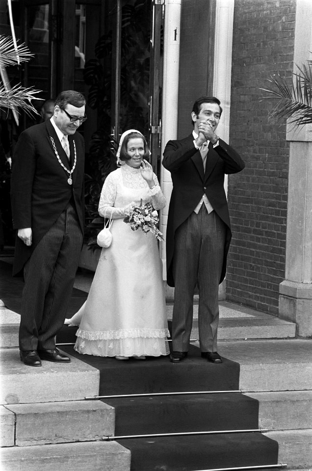 Prinses Christina en Jorge Guillermo bij het verlaten van het stadhuis, Bestanddeelnr 928-0182