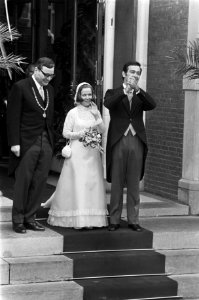 Prinses Christina en Jorge Guillermo bij het verlaten van het stadhuis, Bestanddeelnr 928-0182
