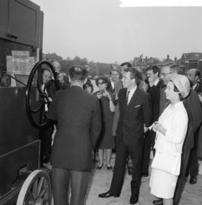 Prinses Margaret en Lord Snowdon vertrokken per boot vanaf de Amstelkade, bij he, Bestanddeelnr 917-7887
