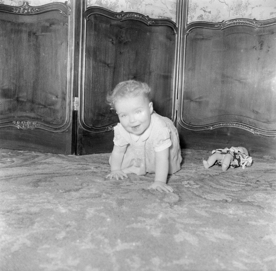 Prinses Christina kruipt over de vloer iin het paleis, Bestanddeelnr 255-7531