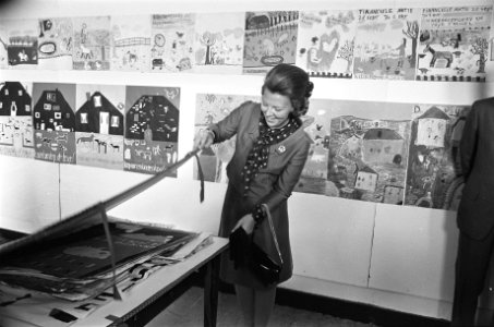 Prinses Beatrix opent tentoonstelling kindertekeningen, Soest, Bestanddeelnr 923-8850