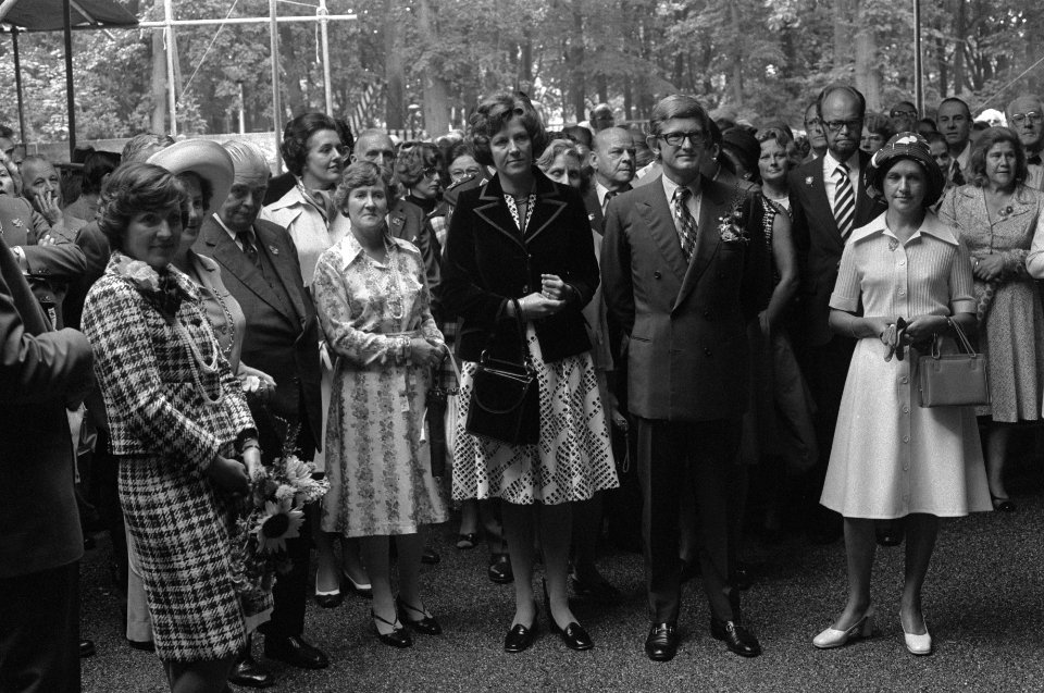 Prinses Margriet (l), Molly Geertsema, commissaris van de koningin van Gelderlan, Bestanddeelnr 928-1145