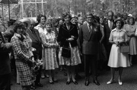 Prinses Margriet (l), Molly Geertsema, commissaris van de koningin van Gelderlan, Bestanddeelnr 928-1145