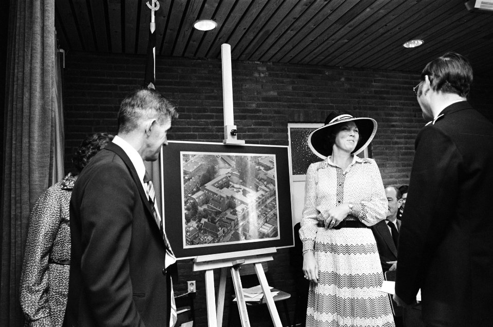 Prinses Beatrix opent nieuw Maatschappelijk Centrum van het Leger des Heils in D, Bestanddeelnr 929-9019