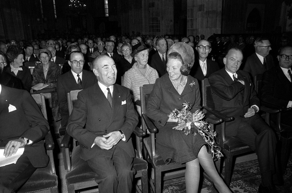 Prinses Beatrix stelt ziekenhuiscentrum in gebruik tijdens bijeenkomst in Domker, Bestanddeelnr 925-0906