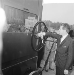 Prinses Margaret en Lord Snowdon vertrokken per boot vanaf de Amstelkade, bij he, Bestanddeelnr 917-7886