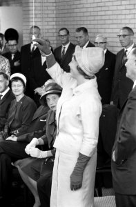 Prinses Beatrix opent school in Leeuwarden. Prinses bedankt voor bloemen, Bestanddeelnr 912-9301