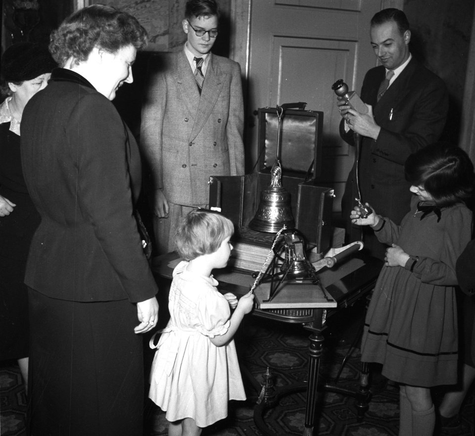 Prinses Christina (midden in witte jurk) bij het klokje links koningin Juliana, Bestanddeelnr 904-9712