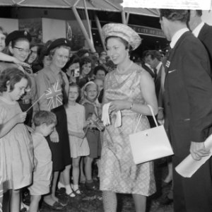 Prinses Margaret en Lord Snowdon op expositie op het Museumplein, Prinses bij de, Bestanddeelnr 917-7772
