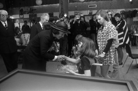Prinses Beatrix opent revalidatiecentrum Het Roessingh in Enschede Beatrix kri, Bestanddeelnr 927-2189