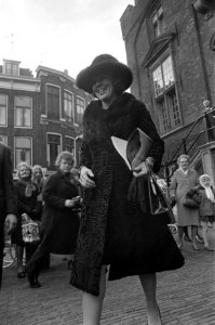 Prinses Beatrix opent tentoonstelling beeldhouwwerken prof J Bronner tgv 90, Bestanddeelnr 925-2618