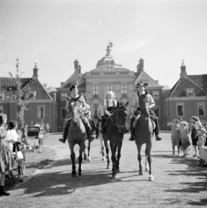 Prinses Beatrix te paard geflankeerd door andere ruiters voor het paleis, Bestanddeelnr 255-7504