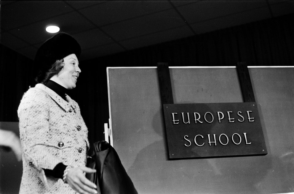 Prinses Beatrix opent in Bergen (NH) nieuw gebouw van de Europese school Prinse, Bestanddeelnr 929-6719