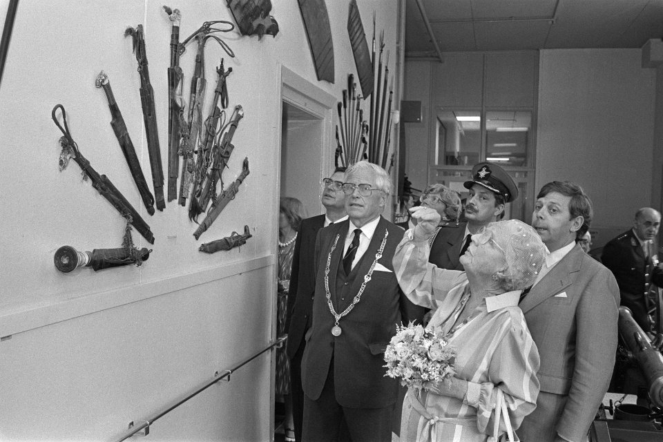 Prinses Juliana opent het gerenoveerde deel van Bronbeek Prinses Juliana tijdens, Bestanddeelnr 933-0105