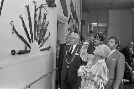 Prinses Juliana opent het gerenoveerde deel van Bronbeek Prinses Juliana tijdens, Bestanddeelnr 933-0105