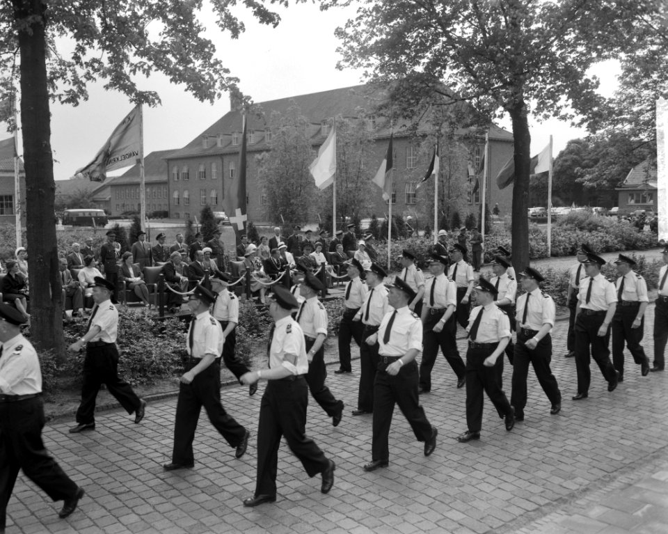 Prinses Beatrix poliomars in Breda, wandelaars defileerd voor prinses Beatrix , , Bestanddeelnr 914-0318