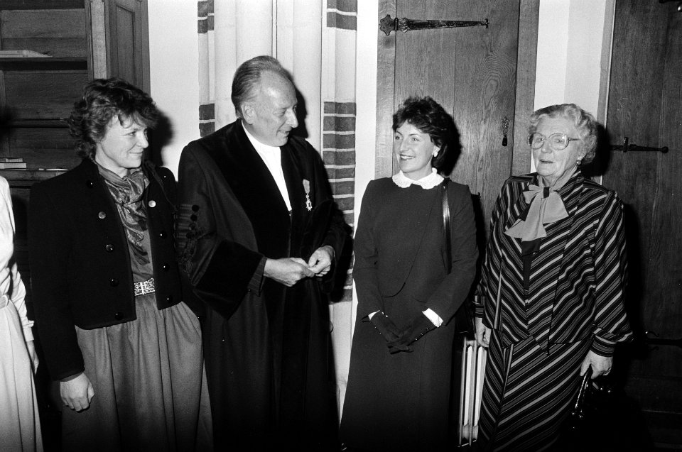 Prinses Irene, prof. Mastboom , prinses Margriet en prinses Juliana in de St. St, Bestanddeelnr 932-3908