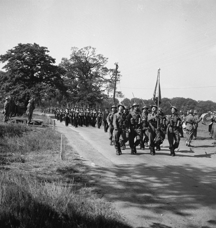 Prinses Irene Brigade.11. A march past. In front the colours of the Brigade. T…, Bestanddeelnr 934-9450